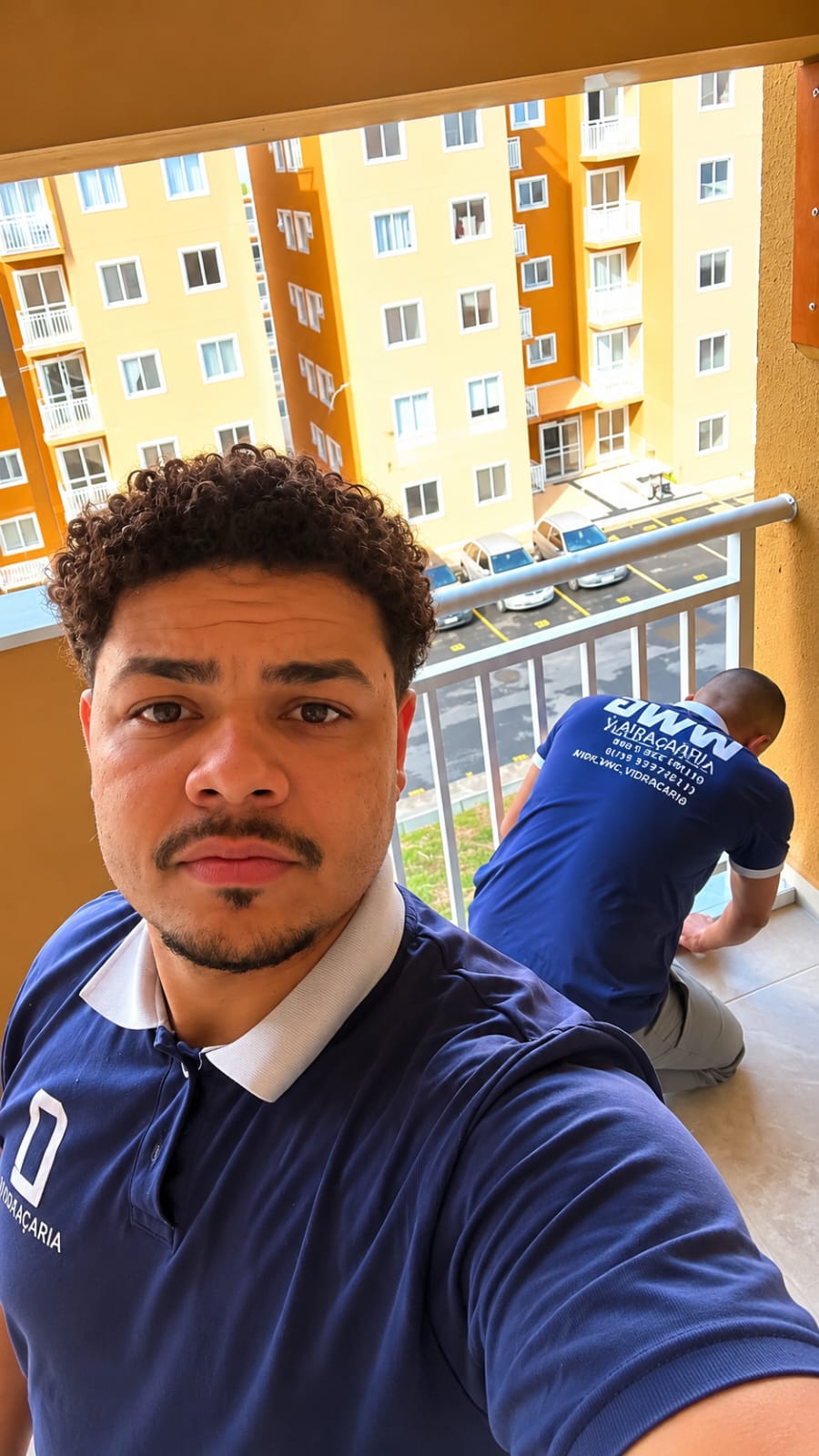 Equipe da WWG trabalhando em projeto de vidro e alumínio