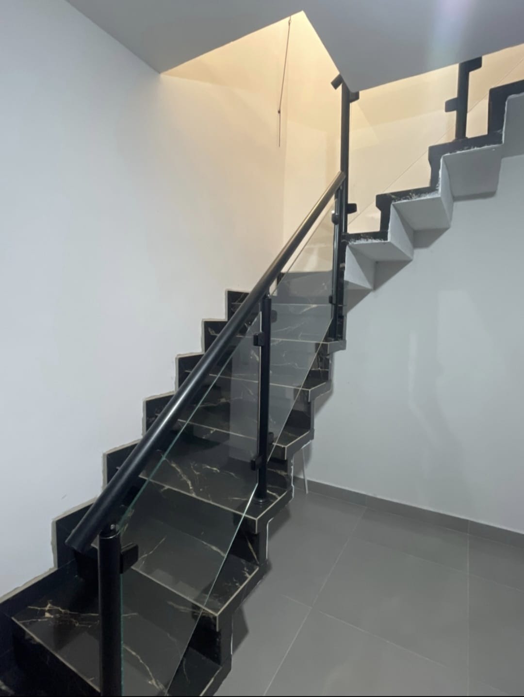 Guarda-corpo de vidro instalado em escada interna